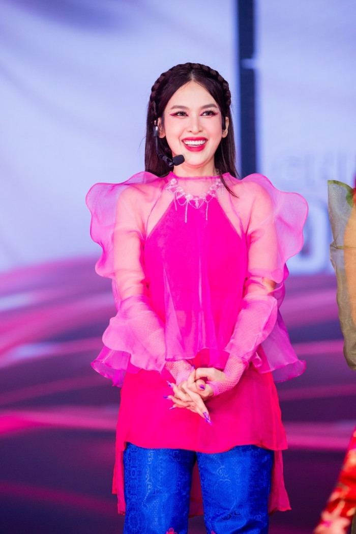 Hà Kino (trái) và Tú Vi sốc vì nhận phản ứng tiêu cực từ khán giả.