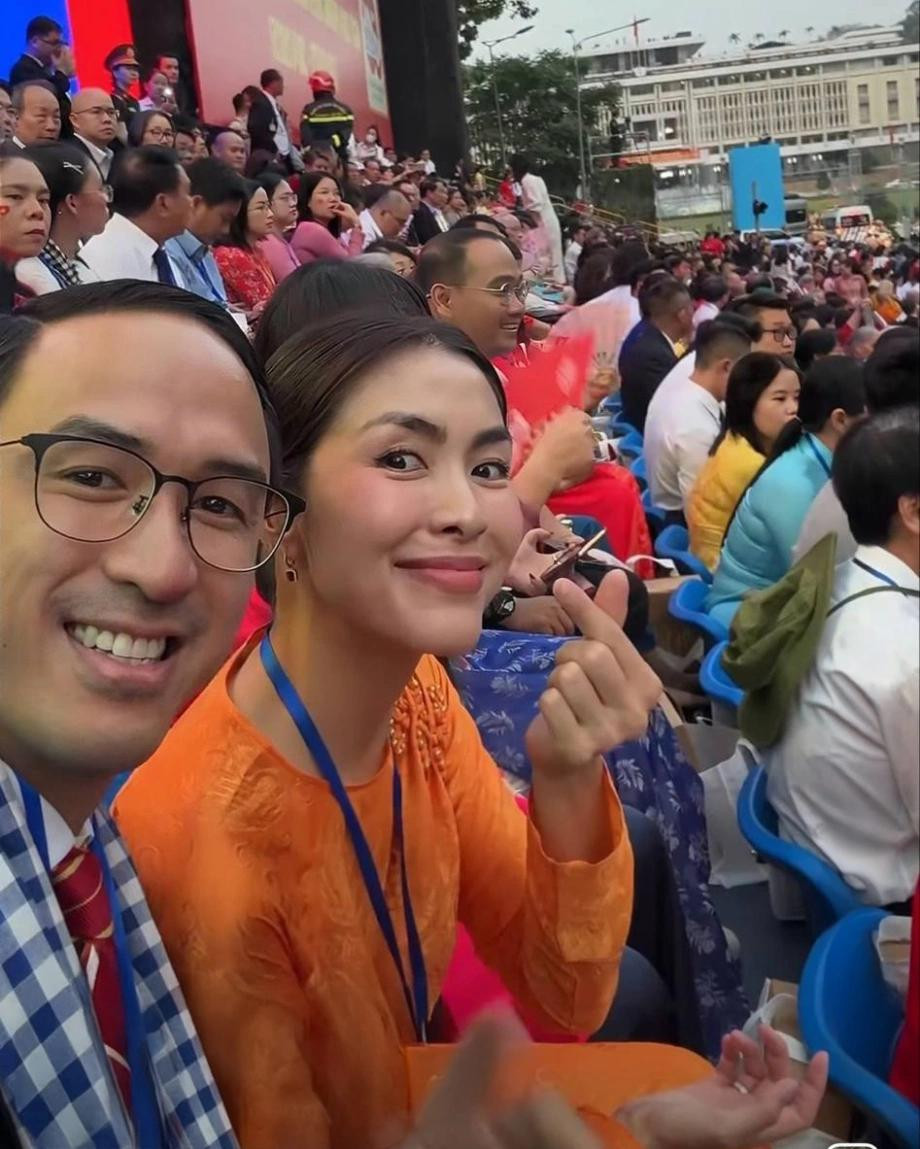 Sáng 30/4 tại TP HCM, vợ chồng Tăng Thanh Hà tham dự lễ diễu binh, diễu hành kỷ niệm 50 năm ngày thống nhất đất nước với tư cách đại biểu. Nữ diễn viên diện áo dài cam nền nã, trong khi doanh nhân Louis Nguyễn bảnh bao với suit kết hợp khăn rằn. Cả hai chăm chú theo dõi trọn vẹn các phần biểu diễn và diễu hành trong suốt buổi lễ.