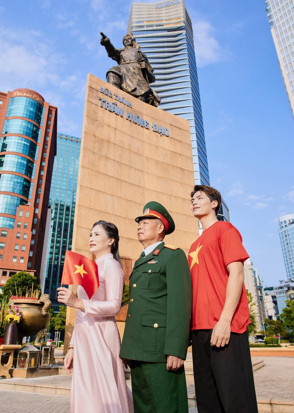 &quot;Xin khắc ghi công ơn quá khứ, trân trọng hiện tại và dùng nghệ thuật để góp phần nhỏ bé của mình làm đẹp thêm cho đời, cho quê hương. Mừng ngày lễ lớn của dân tộc, ngày lễ lớn của đất nước, kỷ niệm 50 năm Ngày Giải phóng miền Nam, thống nhất đất nước 30/4/1975-30/4/2025&quot;, diễn viên Quốc Anh đăng tải hình ảnh bên gia đình.