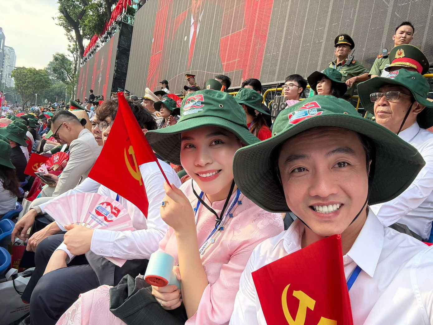 Vợ chồng Đàm Thu Trang - Cường Đô La đến từ 4h sáng, ngồi trên khán đài theo dõi Lễ diễu binh, diễn hành.