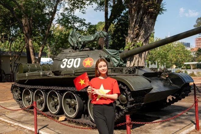 Mặc áo cờ đỏ sao vàng, cầm trên tay quốc kỳ, ca sĩ Hoàng Thuỳ Linh chụp hình bên chiếc xe tăng 390. Cô tri ân thế hệ cha anh đã ngã xuống: &quot;Hòa bình tuyệt đẹp. Xin cúi đầu biết ơn các thế hệ cha ông đã anh dũng bất khuất để non sông hòa bình, độc lập và thống nhất. Kỷ niệm 50 năm Ngày Giải phóng miền Nam, thống nhất đất nước 30/4/1975-30/4/2025&quot;.