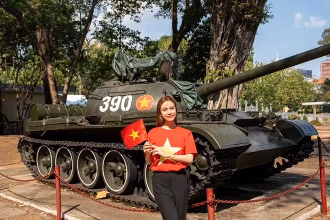 Mặc áo cờ đỏ sao vàng, cầm trên tay quốc kỳ, ca sĩ Hoàng Thuỳ Linh chụp hình bên chiếc xe tăng 390. Cô tri ân thế hệ cha anh đã ngã xuống: "Hòa bình tuyệt đẹp. Xin cúi đầu biết ơn các thế hệ cha ông đã anh dũng bất khuất để non sông hòa bình, độc lập và thống nhất. Kỷ niệm 50 năm Ngày Giải phóng miền Nam, thống nhất đất nước 30/4/1975-30/4/2025".
