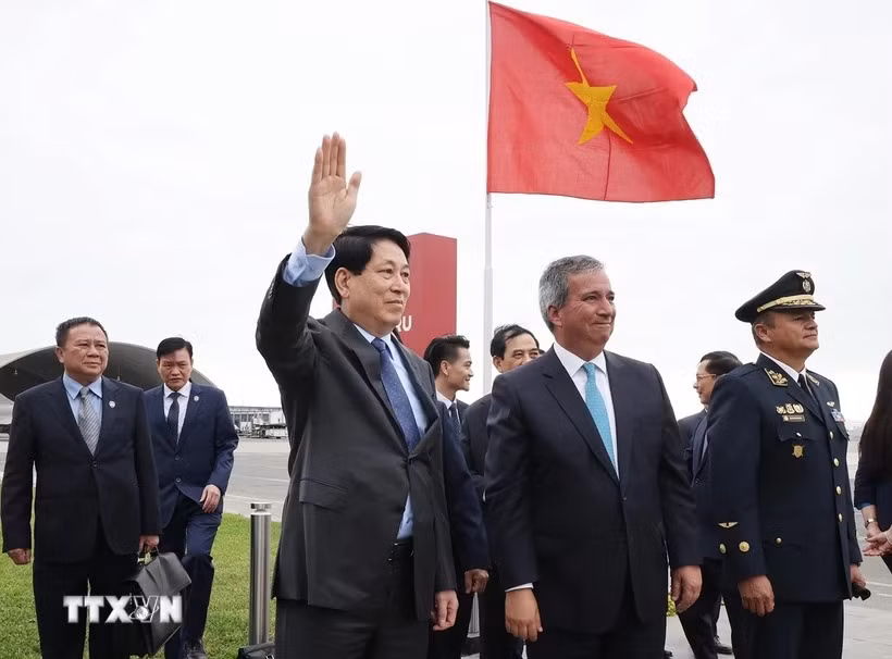 Chủ tịch nước Lương Cường đến Sân bay Quốc tế Jorge Chávez ở thủ đô Lima. (Ảnh: Lâm Khánh/TTXVN)