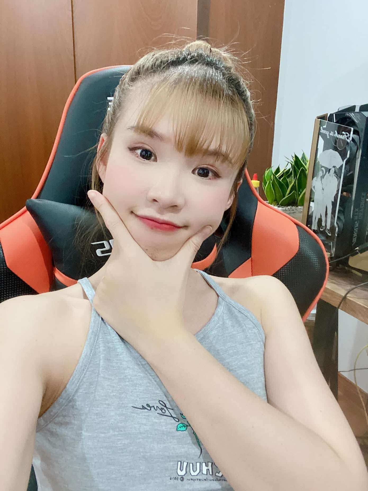 Sau thời gian này, Khởi My hiếm khi đi show, cô mở livestream một số tựa game trên trang cá nhân và được fan ủng hộ. Tuy nhiên, ca sĩ nói chỉ stream cho vui để thỏa mãn đam mê. Nói về quyết định dừng ca hát, nữ ca sĩ chia sẻ: &quot;Không phải tôi rời showbiz, khi làm nghề đến một thời gian nhất định, tôi bắt đầu nhận ra sẽ có những bạn giỏi và tôi không còn phù hợp nữa. Hát thì hát thôi, tôi không còn cố gắng đu theo để tạo hit hoặc là làm gì đó vượt qua sức mình. Mình kiếm tiền để tìm hạnh phúc gia đình. Vậy tại sao khi có tiền rồi, tìm được hạnh phúc gia đình rồi, mình lại bỏ hạnh phúc ấy để đi kiếm tiền tiếp&quot;.