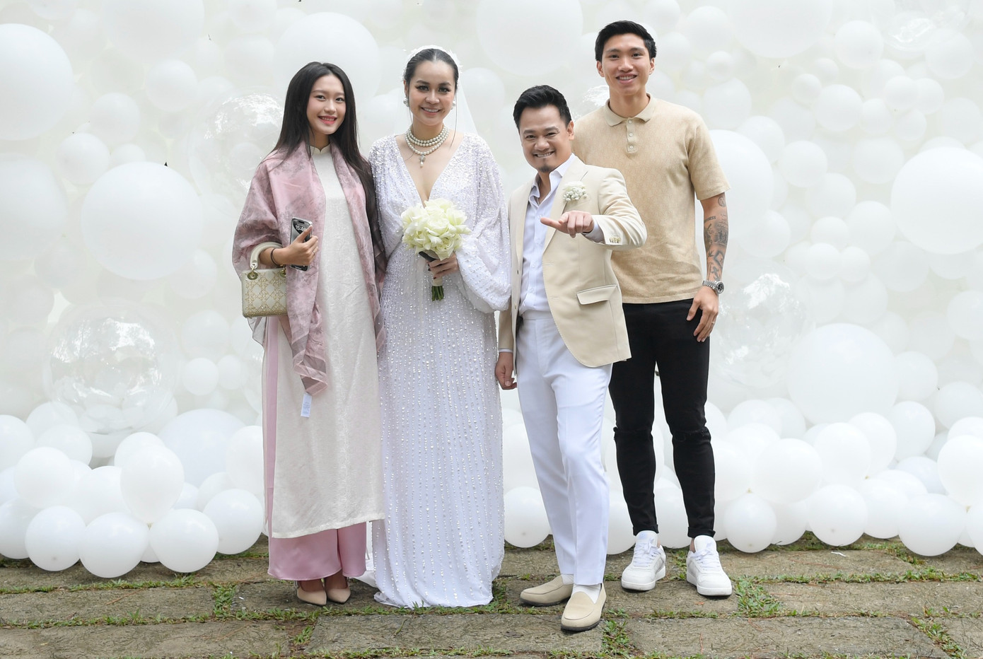 Đồng nghiệp đến chúc phúc cho cô dâu, chú rể. Nhiều người nổi tiếng góp mặt như Tuấn Hưng, MC Thảo Vân, vợ chồng Đoàn Văn Hậu - Doãn Hải Mỹ, MC Anh Tuấn làm chủ hôn... Đồng nghiệp đến chúc phúc cho cô dâu, chú rể. Nhiều người nổi tiếng góp mặt như Tuấn Hưng, MC Thảo Vân, vợ chồng Đoàn Văn Hậu - Doãn Hải Mỹ, MC Anh Tuấn làm chủ hôn...