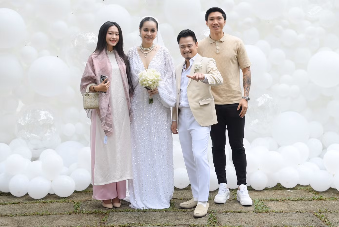 Đồng nghiệp đến chúc phúc cho cô dâu, chú rể. Nhiều người nổi tiếng góp mặt như Tuấn Hưng, MC Thảo Vân, vợ chồng Đoàn Văn Hậu - Doãn Hải Mỹ, MC Anh Tuấn làm chủ hôn...