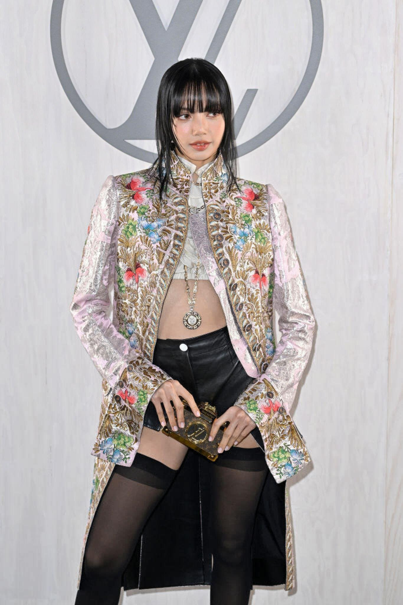 Người đẹp sinh năm 1997 áo crop top, quần hotpants siêu ngắn, kết hợp cùng áo khoác thêu hoa, mang tinh thần của Louis Vuitton. Trong tay là túi xách hình camera với cấu trúc rương điển hình của hãng. Set đồ của Lisa đến từ BST Louis Vuitton Xuân Hè 2018. Người đẹp sinh năm 1997 áo crop top, quần hotpants siêu ngắn, kết hợp cùng áo khoác thêu hoa, mang tinh thần của Louis Vuitton. Trong tay là túi xách hình camera với cấu trúc rương điển hình của hãng. Set đồ của Lisa đến từ BST Louis Vuitton Xuân Hè 2018.