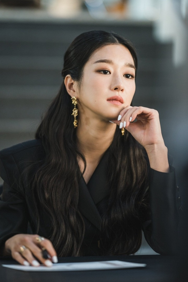 Seo Ye Ji (trái) và Irene gây tranh cãi về thái độ, đạo đức. Cả hai bị dư luận "ném đá", nhãn hàng quay lưng. Seo Ye Ji (trái) và Irene gây tranh cãi về thái độ, đạo đức. Cả hai bị dư luận "ném đá", nhãn hàng quay lưng.