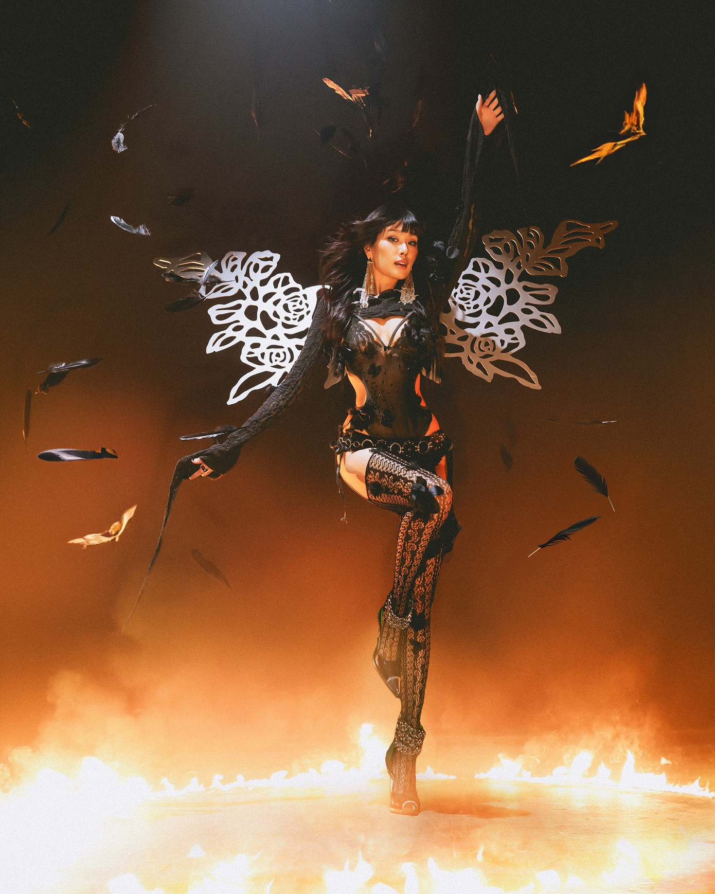 Á hậu Thảo Nhi Lê bị ám ảnh màn trình diễn của Lisa (BlackPink) trong show diễn nội y Victoria&apos;s Secret năm nay. Người đẹp đầu tư đôi cánh thiên thần như bản gốc và bộ nội y ren Lisa từng diện trên sân khấu.