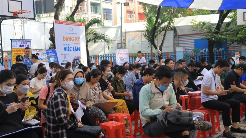 Người lao động mất việc đến sàn giao dịch việc làm tại quận 4 (TPHCM) để tìm việc làm. Ảnh: TRẦN MINH
