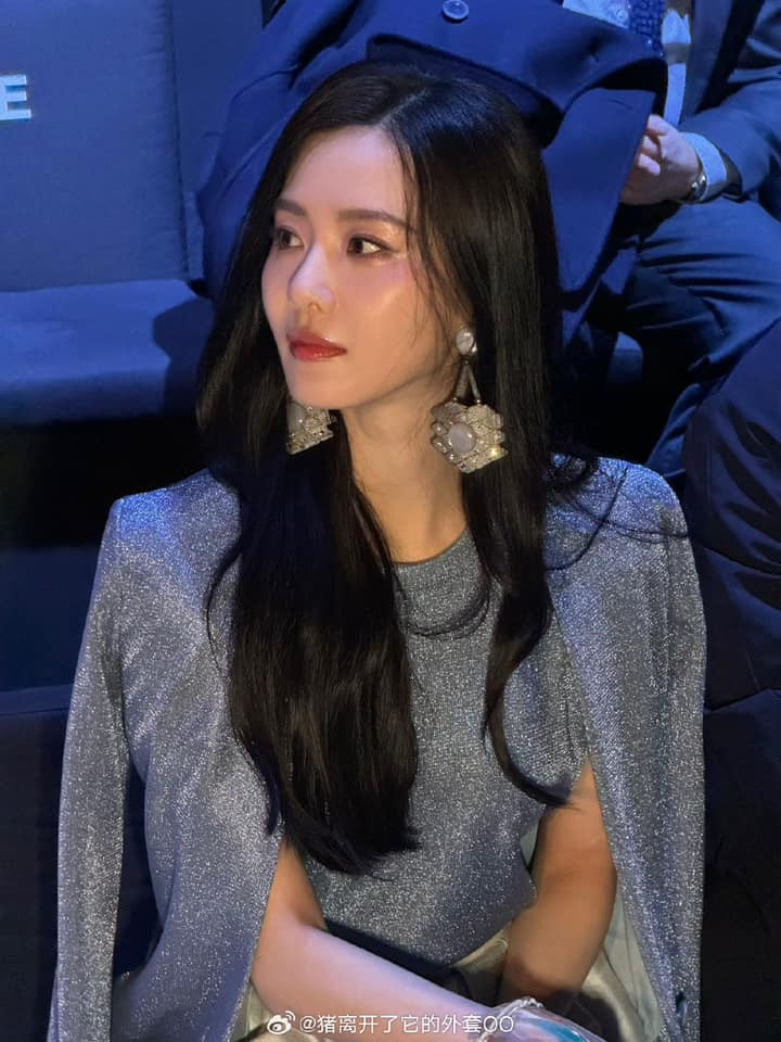 Ngôi sao Bộ bộ kinh tâm Lưu Thi Thi ngồi cạnh Ji Chang Wook tại tuần lễ thời trang Milan. Nhận xét về ảnh chưa qua chỉnh sửa của nữ diễn viên người Trung Quốc, khán giả bình luận: “Cô ấy cũng gần 40, tình trạng da như vậy ở tuổi này là rất tốt. U40 nhưng thần thái, khí chất không đùa được đâu”, “Nếp nhăn rõ nhưng da khỏe mạnh”… Ngôi sao Bộ bộ kinh tâm Lưu Thi Thi ngồi cạnh Ji Chang Wook tại tuần lễ thời trang Milan. Nhận xét về ảnh chưa qua chỉnh sửa của nữ diễn viên người Trung Quốc, khán giả bình luận: “Cô ấy cũng gần 40, tình trạng da như vậy ở tuổi này là rất tốt. U40 nhưng thần thái, khí chất không đùa được đâu”, “Nếp nhăn rõ nhưng da khỏe mạnh”…