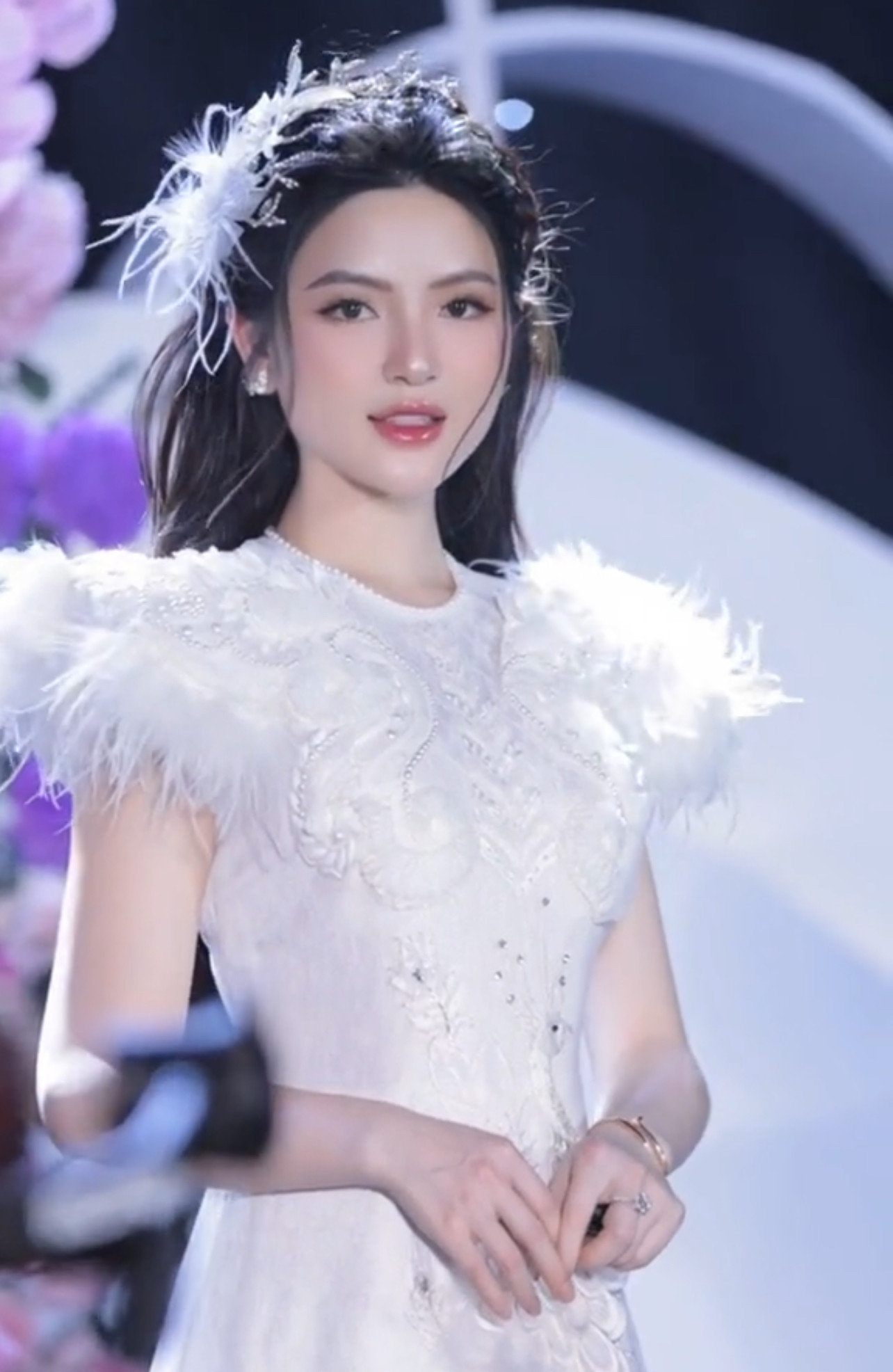 Chiều 27/3, cô dâu Chu Thanh Huyền tổ chức tiệc nhà gái tại quê nhà Sơn Tây (Hà Nội), mời họ hàng đến chung vui. Ảnh: TikTok Hạnh Lâm. Chiều 27/3, cô dâu Chu Thanh Huyền tổ chức tiệc nhà gái tại quê nhà Sơn Tây (Hà Nội), mời họ hàng đến chung vui. Ảnh: TikTok Hạnh Lâm.