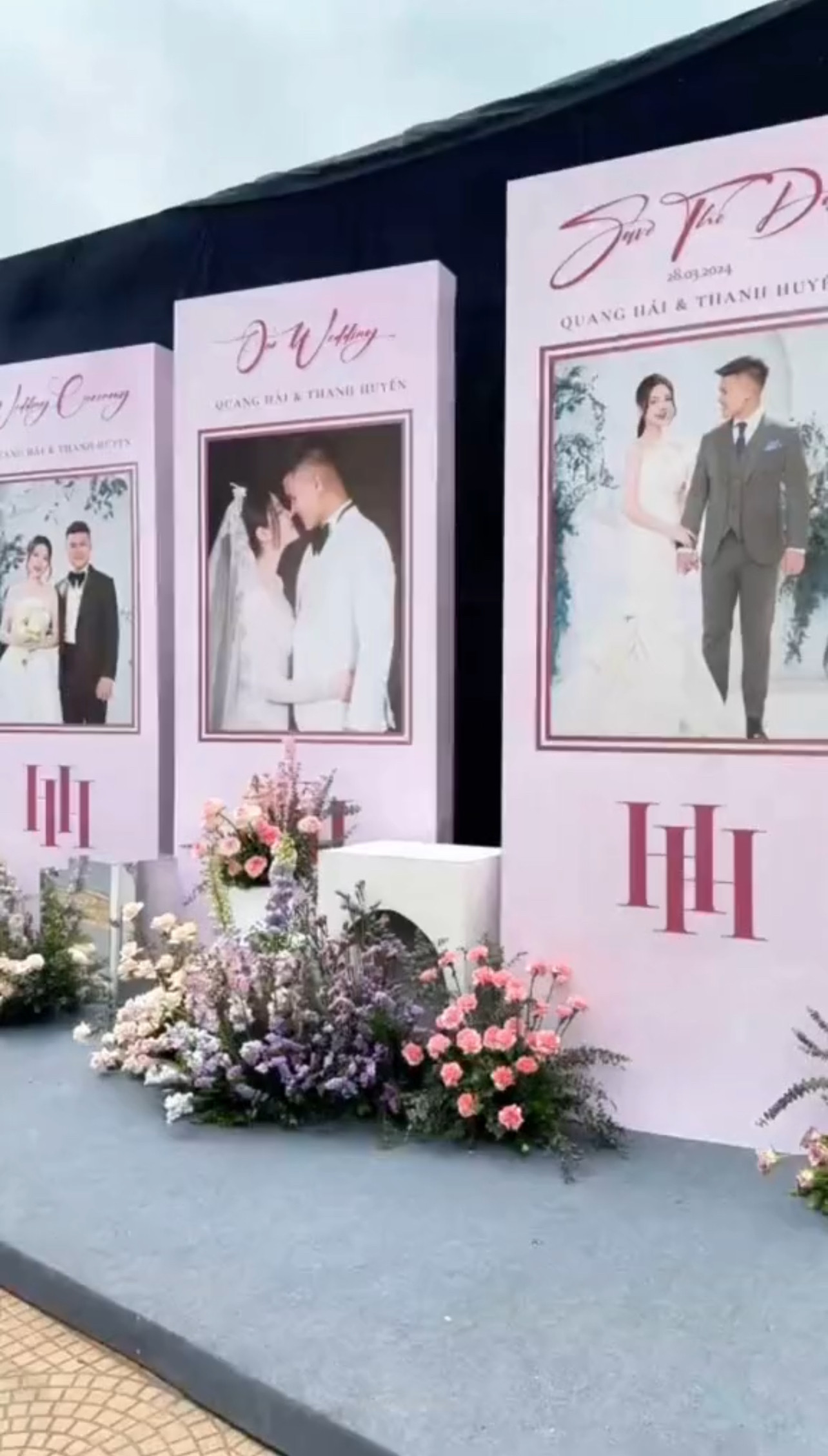 Khu vực check in tại nhà gái được trang trí bằng hoa tươi và các khung ảnh cưới của Quang Hải – Chu Thanh Huyền. Ảnh: TikTok Hạnh Lâm. Khu vực check in tại nhà gái được trang trí bằng hoa tươi và các khung ảnh cưới của Quang Hải – Chu Thanh Huyền. Ảnh: TikTok Hạnh Lâm.