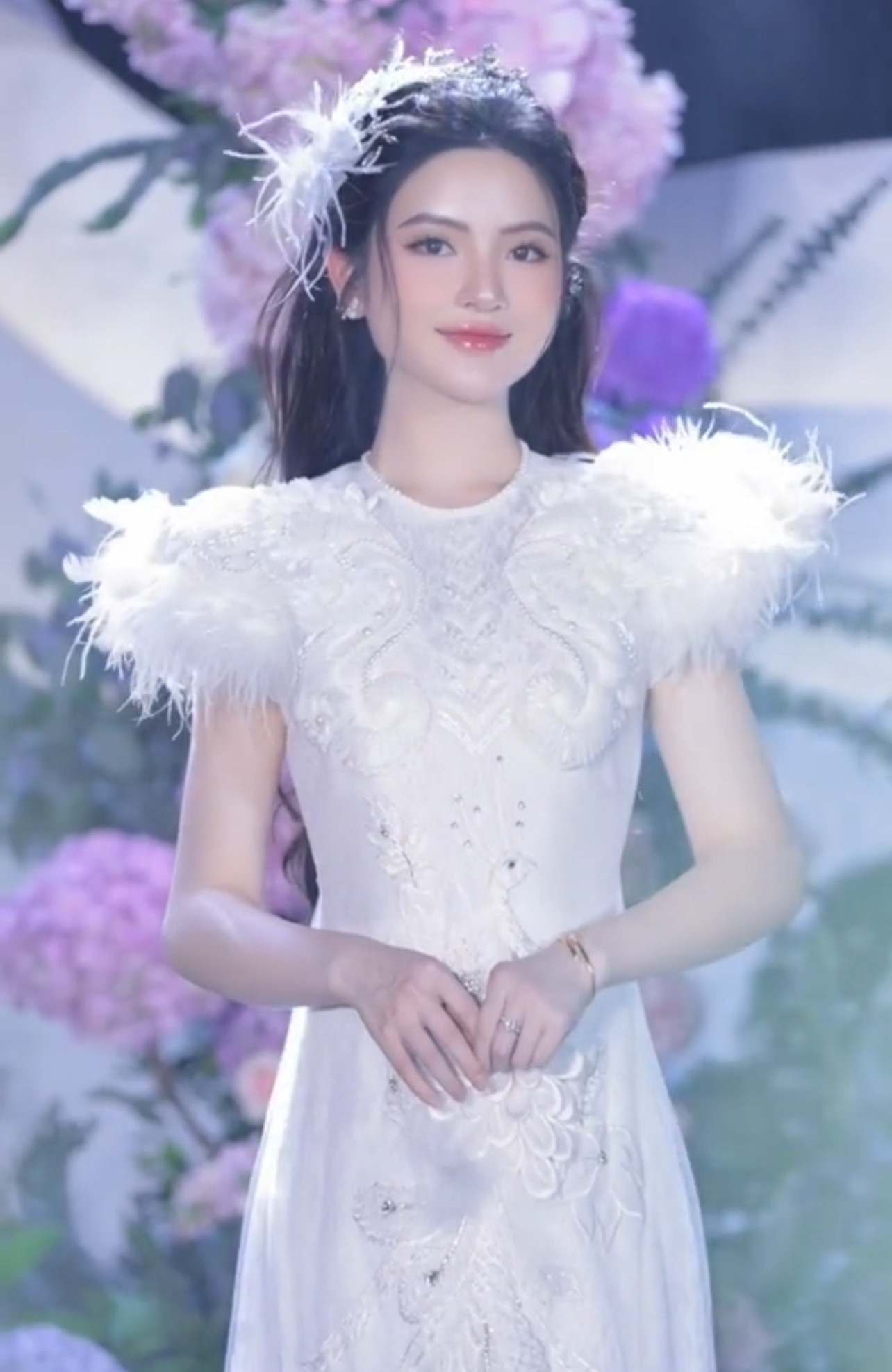 Khu vực check in tại nhà gái được trang trí bằng hoa tươi và các khung ảnh cưới của Quang Hải – Chu Thanh Huyền. Ảnh: TikTok Hạnh Lâm. Khu vực check in tại nhà gái được trang trí bằng hoa tươi và các khung ảnh cưới của Quang Hải – Chu Thanh Huyền. Ảnh: TikTok Hạnh Lâm.