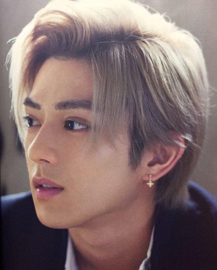 Tên thật là Maeda Mackenyu, diễn viên đã bỏ họ Maeda và lấy nghệ danh là Arata để tránh bị cho là dựa danh tiếng người cha tài hoa. Mackenyu theo cha học võ thuật từ bé, nhờ đó tạo dựng nền tảng cho anh đóng những phim hành động dễ dàng sau này. Ngoài ra, diễn viên còn dành thời gian học trượt tuyết, cưỡi ngựa, chơi đàn và có thể hát.