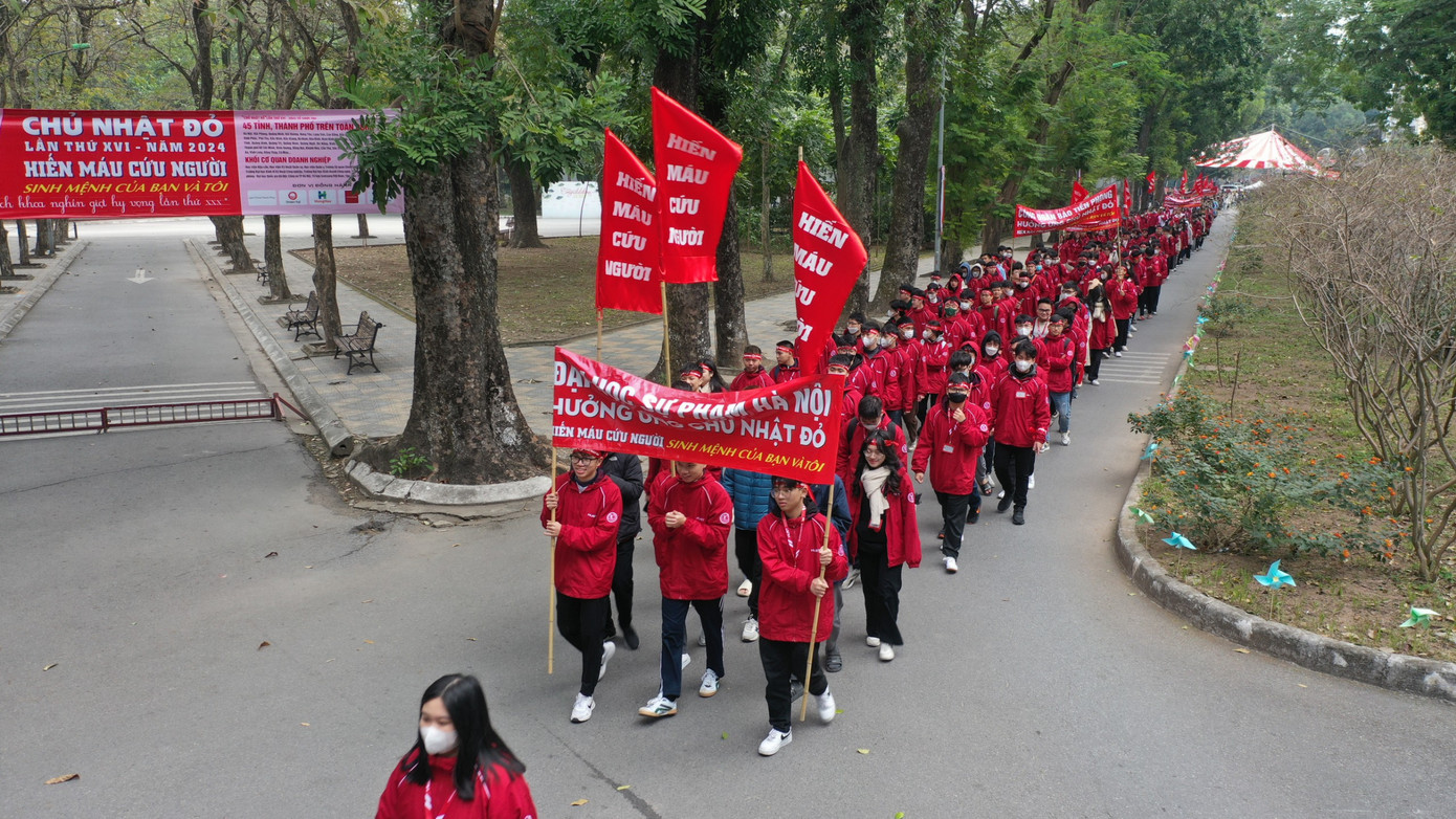 Từng đoàn nối tiếp nhau diễn hành trong khuôn viên Đại học Bách Khoa Hà Nội.