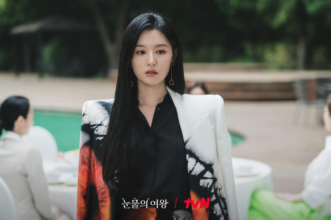 Một trong những chiêu thức thể hiện quyền lực của tiểu thư tài phiệt là những bộ vest sang trọng.