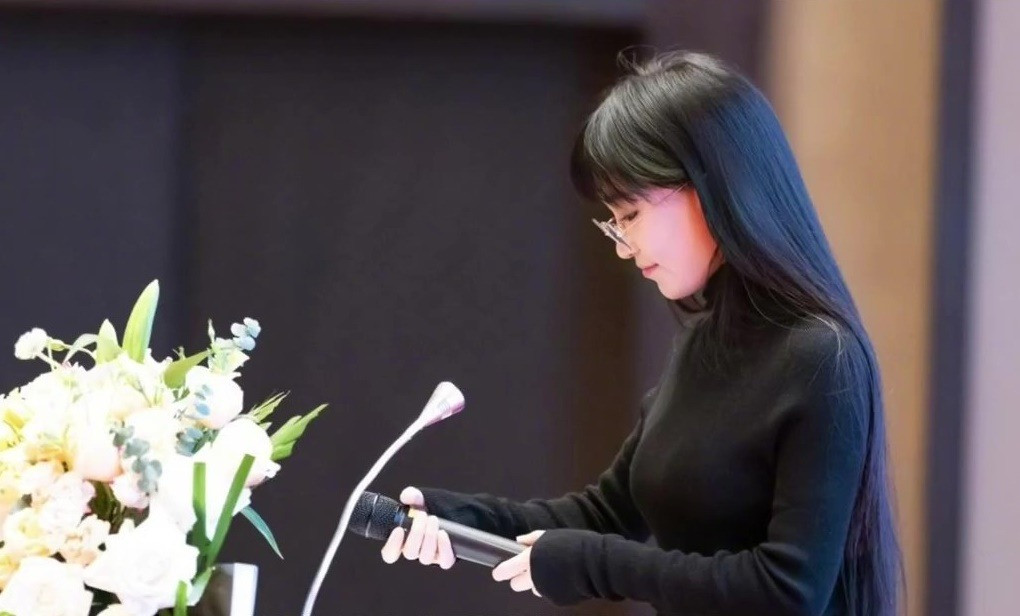 Lý Tử Thất xuất hiện tại sự kiện ở Chiết Giang trong bộ váy đen sau 3 năm dừng làm YouTube. Lý Tử Thất xuất hiện tại sự kiện ở Chiết Giang trong bộ váy đen sau 3 năm dừng làm YouTube.