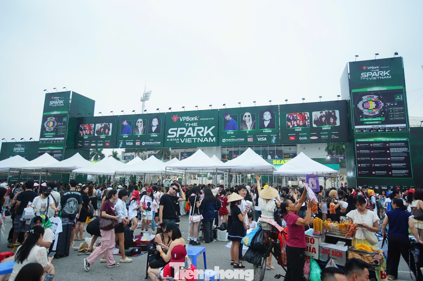 Sát giờ diễn, thị trường vé chuyển nhượng trở nên nhộn nhịp. Một số hạng vé được rao bán dưới giá gốc, nhiều người chấp nhận lỗ để đẩy hàng trước giờ G. Trước đó, ban tổ chức công bố mức giá vé dao động từ 1 triệu đến 6,5 triệu đồng cho từng khu vực khán đài.