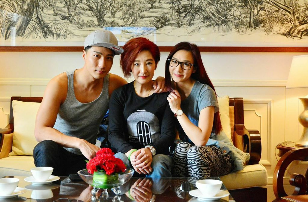 Con gái Từ Dĩnh Khôn và con trai Từ Vỹ Đống bên cạnh Tuyết Lê và Từ Thiếu Cường.