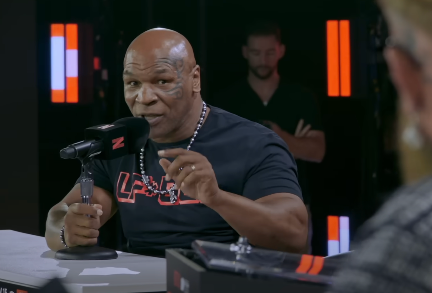 Phim tài liệu theo chân võ sĩ huyền thoại Mike Tyson (58 tuổi) và Jake Paul (27 tuổi) khi họ chuẩn bị về mặt thể chất và tinh thần cho trận đấu quyền Anh hạng nặng chưa từng có. Ảnh: Netflix. Phim tài liệu theo chân võ sĩ huyền thoại Mike Tyson (58 tuổi) và Jake Paul (27 tuổi) khi họ chuẩn bị về mặt thể chất và tinh thần cho trận đấu quyền Anh hạng nặng chưa từng có. Ảnh: Netflix.