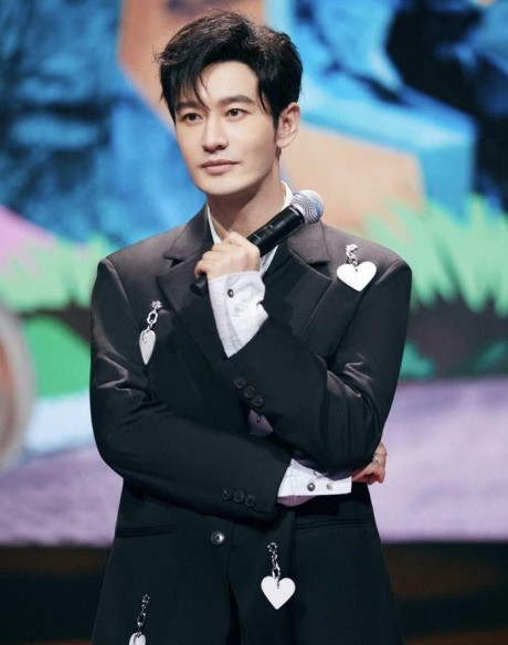 Huỳnh Hiểu Minh đảm nhận vai trò MC Tỷ tỷ đạp gió rẽ sóng bản Trung Quốc. Huỳnh Hiểu Minh đảm nhận vai trò MC Tỷ tỷ đạp gió rẽ sóng bản Trung Quốc.