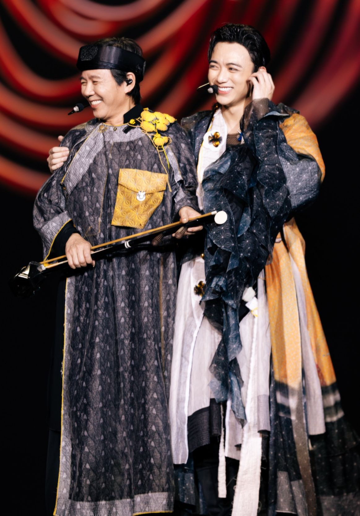 Phần dàn dựng phối hợp nhịp nhàng giữa nhạc cụ dân tộc, chất liệu truyền thống và ánh sáng sân khấu của bố con Soobin và rapper Binz.