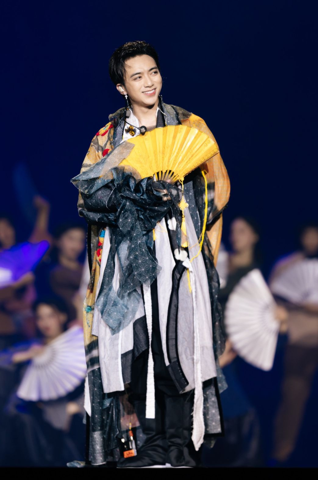 Phần dàn dựng phối hợp nhịp nhàng giữa nhạc cụ dân tộc, chất liệu truyền thống và ánh sáng sân khấu của bố con Soobin và rapper Binz.