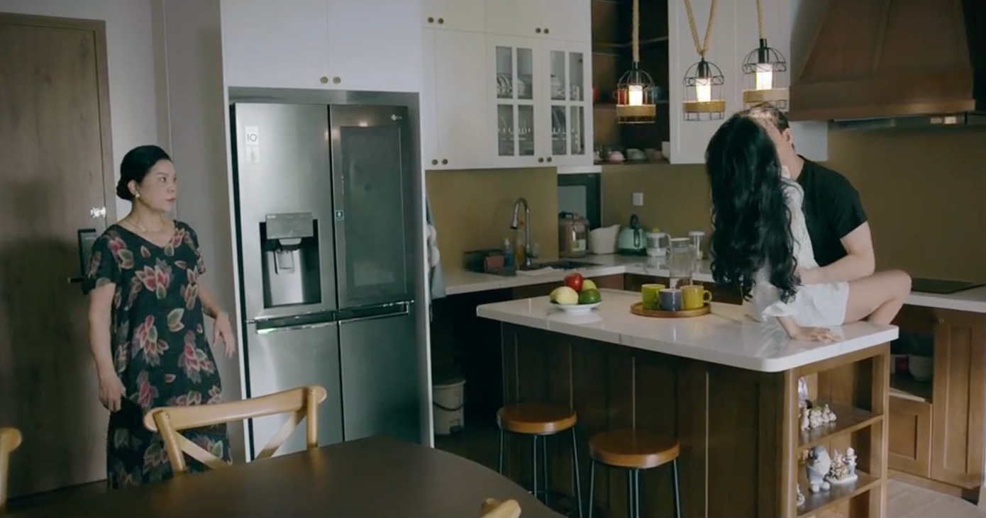 Tùng "vụng trộm" với nhân tình ngay trong chính căn nhà của vợ chồng anh. Nguyệt là người thông báo cho mẹ chồng đến bắt quả tang.