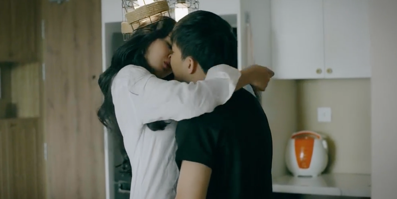 Cảnh ngoại tình của nhân vật Tùng trong Chúng ta của 8 năm sau. Cảnh ngoại tình của nhân vật Tùng trong Chúng ta của 8 năm sau.