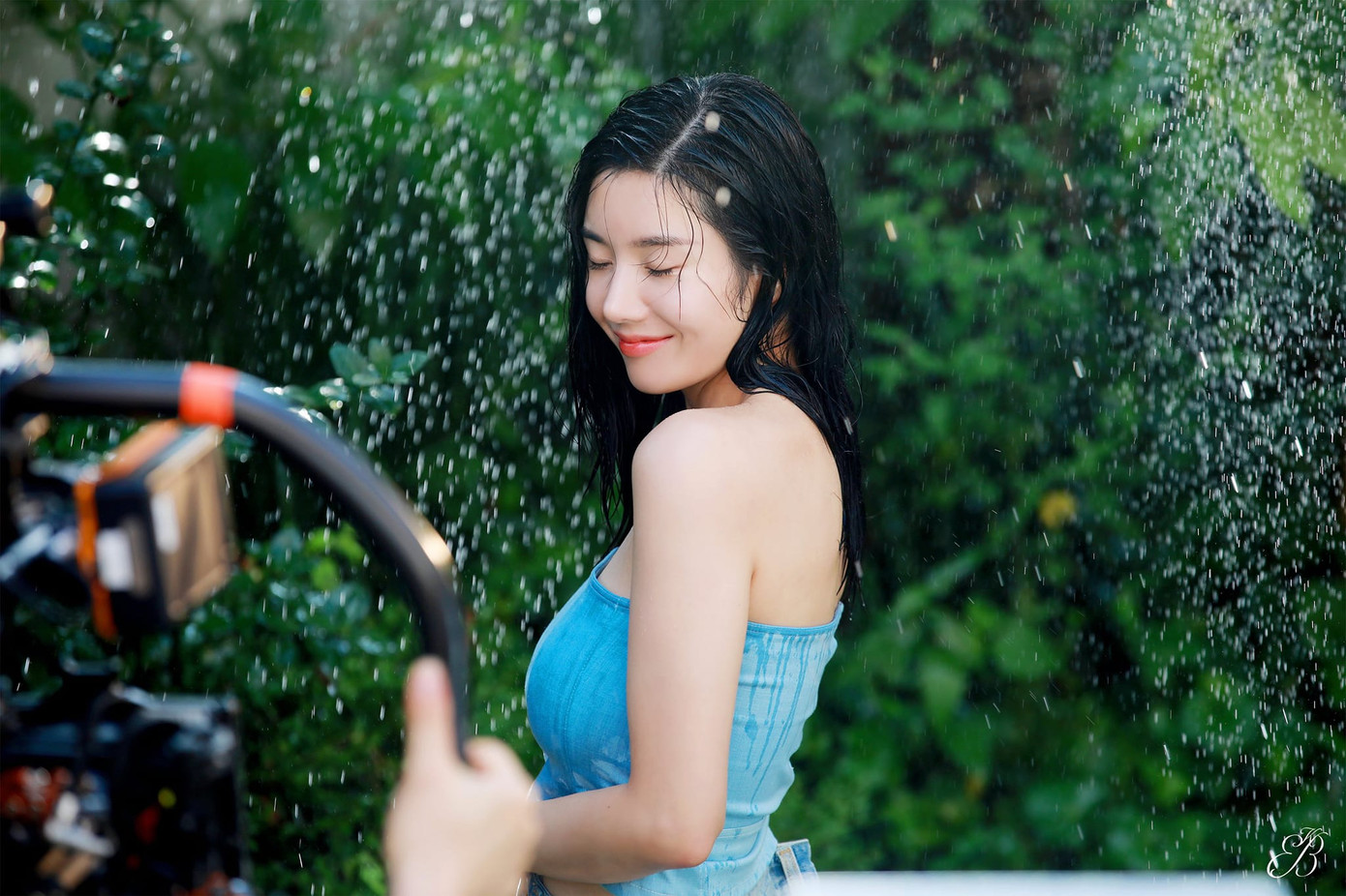 Vốn được yêu mến với tư cách là trưởng nhóm dự án IZ*ONE, Kwon Eun Bi hoạt động với tư cách ca sĩ solo sau khi IZ*ONE tan rã. Vốn được yêu mến với tư cách là trưởng nhóm dự án IZ*ONE, Kwon Eun Bi hoạt động với tư cách ca sĩ solo sau khi IZ*ONE tan rã.