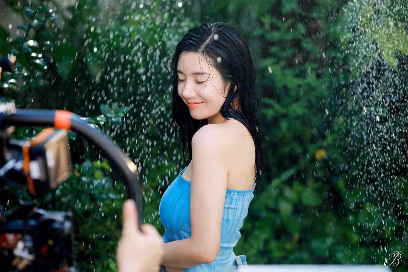 Vốn được yêu mến với tư cách là trưởng nhóm dự án IZ*ONE, Kwon Eun Bi hoạt động với tư cách ca sĩ solo sau khi IZ*ONE tan rã. Vốn được yêu mến với tư cách là trưởng nhóm dự án IZ*ONE, Kwon Eun Bi hoạt động với tư cách ca sĩ solo sau khi IZ*ONE tan rã.