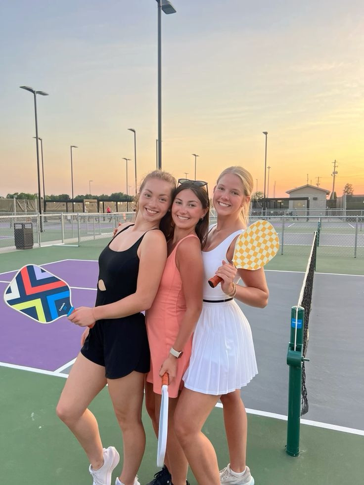 Không có quy định cụ thể nào về trang phục chơi pickleball. Ở nước ngoài, họ chú trọng vào chất liệu thoải mái, màu sắc bắt mắt. Ảnh: Pinterest.