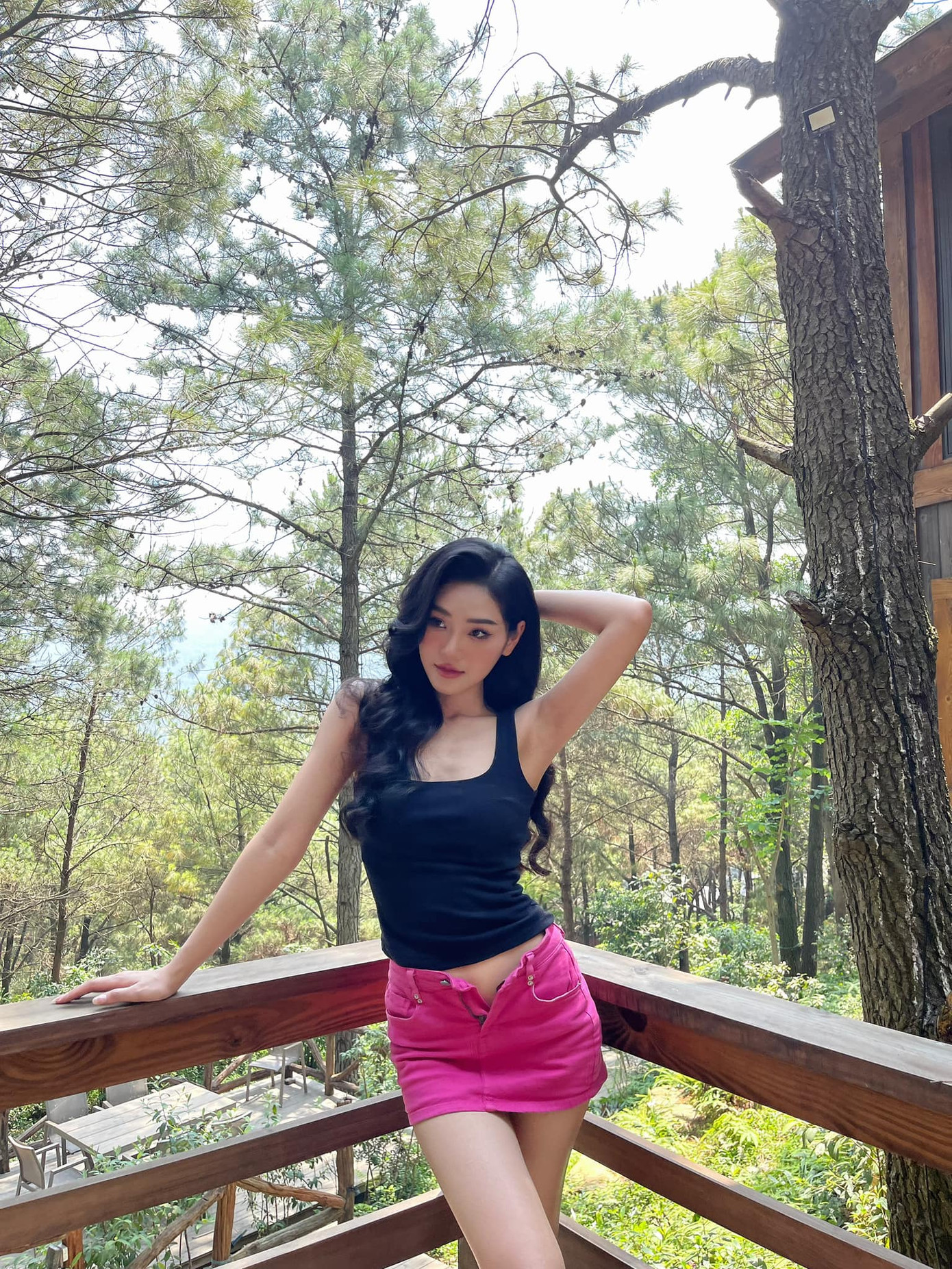 Cô tốt nghiệp Đại học Kinh tế quốc dân nhưng trái ngành, lấn sân sang diễn xuất. Vai diễn hầu hết của cô chỉ dạng vai phụ, cần nhiều gian để minh chứng bản thân. Cô tốt nghiệp Đại học Kinh tế quốc dân nhưng trái ngành, lấn sân sang diễn xuất. Vai diễn hầu hết của cô chỉ dạng vai phụ, cần nhiều gian để minh chứng bản thân.