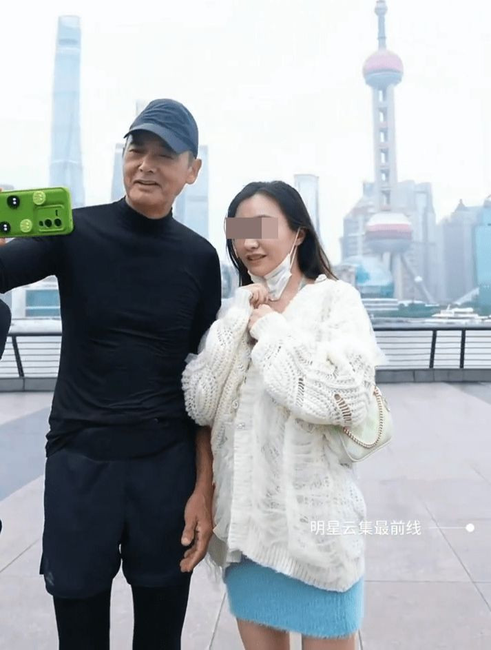 Cô gái đeo khẩu trang đến xin Châu Nhuận Phát chụp ảnh khiến tài tử vướng tranh cãi. Cô gái đeo khẩu trang đến xin Châu Nhuận Phát chụp ảnh khiến tài tử vướng tranh cãi.