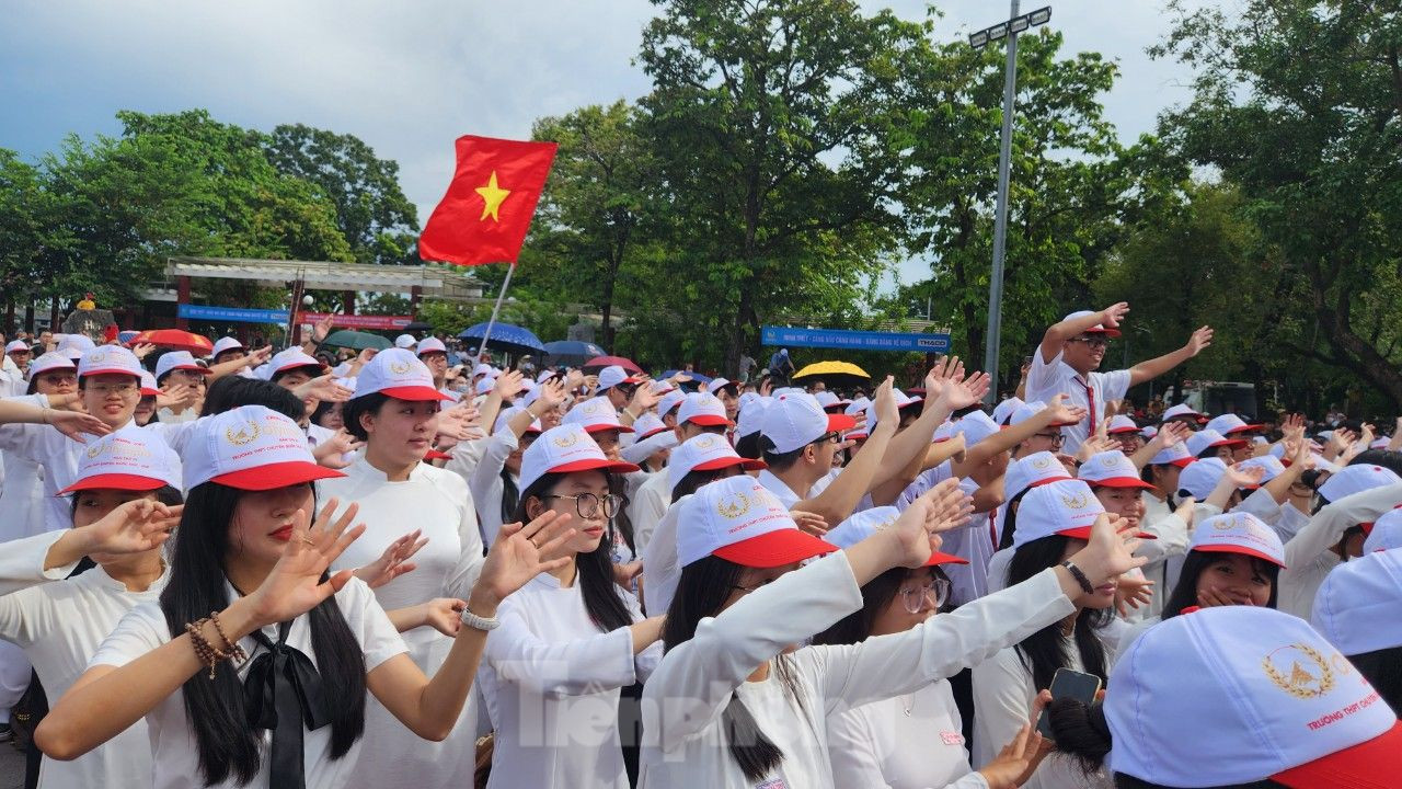Tại điểm cầu tại Huế, đông đảo thầy cô, các bạn học sinh, lãnh đạo sở, ban, ngành tỉnh ủy Thừa Thiên Huế có mặt cổ vũ, động viên thí sinh Nguyễn Minh Triết, lớp 12 Lý, Trường THPT chuyên Quốc học Huế. BTC bố trí khoảng 3.000 ghế ngồi phục vụ học sinh, công chúng theo dõi, cổ vũ trận chung kết này. Ảnh: Ngọc Văn, Như Ý