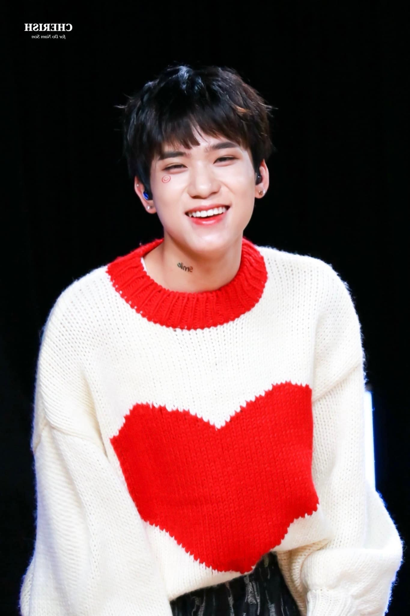 Ca sĩ Việt gian nan trong môi trường Kpop. Ngô Ngọc Hưng (đội nón lá) là thần tượng người Việt đang có độ nhận diện cao nhất với khán giả ở Hàn Quốc và quốc tế.