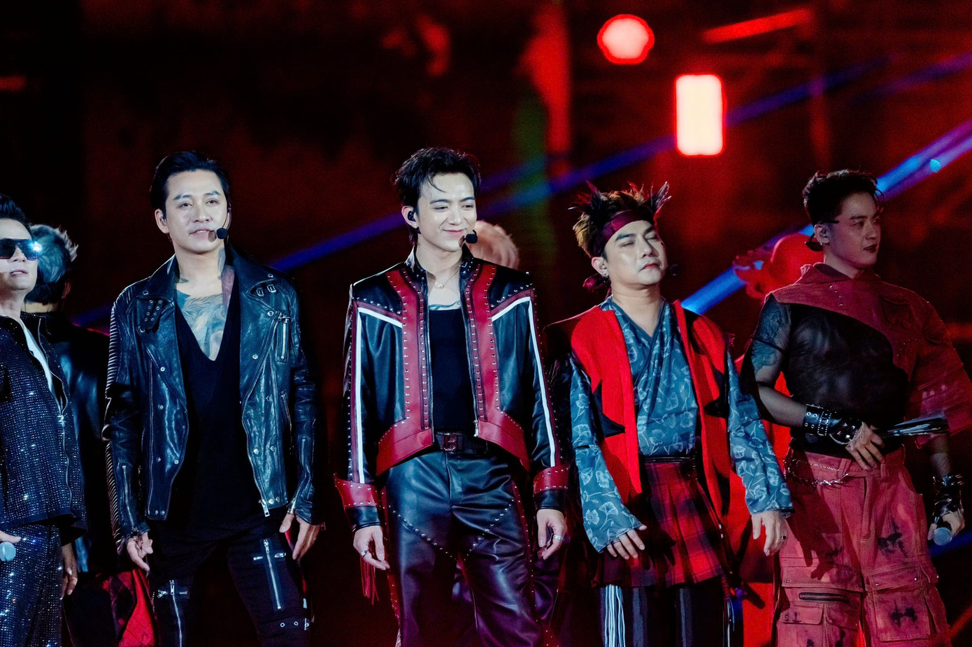 Đây là đêm diễn đầu có đầy đủ 33 anh tài tham dự. Trước đó, một số thành viên vắng mặt vì trùng lịch trình cá nhân. Đoạn intro hoành tráng được làm mới hoàn toàn, tiếp đến là sân khấu Hỏa ca - bài hát chủ đề của chương trình.