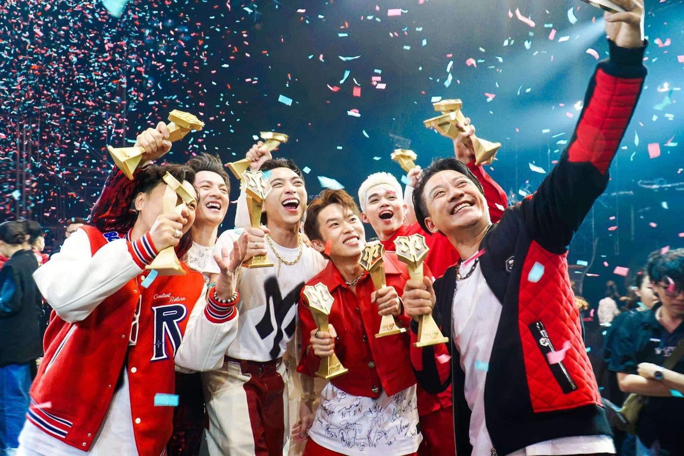 Tuấn Hưng chỉ nhận giải an ủi "Anh tài bền bỉ", trượt top 17 chung cuộc. Tuấn Hưng chỉ nhận giải an ủi "Anh tài bền bỉ", trượt top 17 chung cuộc.