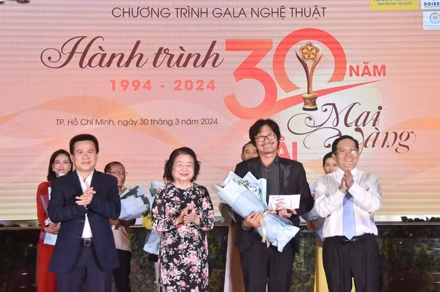 NSƯT Công Ninh nở nụ cười rạng rỡ khi nhận kỷ niệm chương và hoa. Nghệ sĩ nhớ lại lần đầu nhận tượng Mai Vàng năm 2000 nhờ vai Huy trong phim Đời cát, khiến anh vui mừng, hãnh diện. “Gala Hành trình 30 năm Giải Mai Vàng là sự vinh danh quý giá dành cho các nghệ sĩ. Tôi trân trọng BTC, cảm ơn đã mang đến cho tôi giải thưởng để đời, kỷ niệm đẹp trong cuộc đời làm nghệ thuật của tôi” - NSƯT Công Ninh chia sẻ.