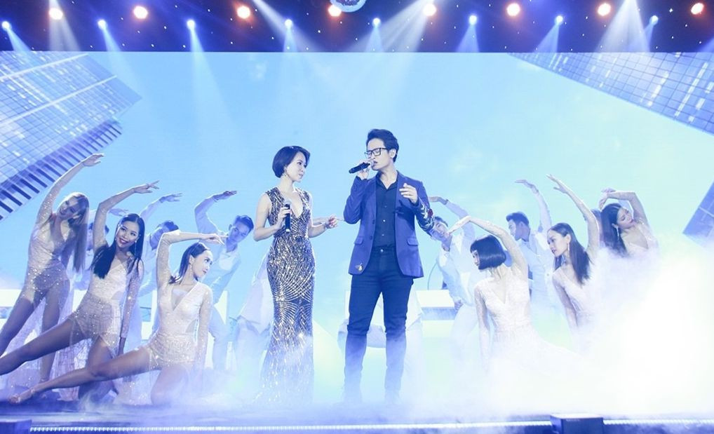 Uyên Linh đứng chung sân khấu với Hà Anh Tuấn năm 2018.