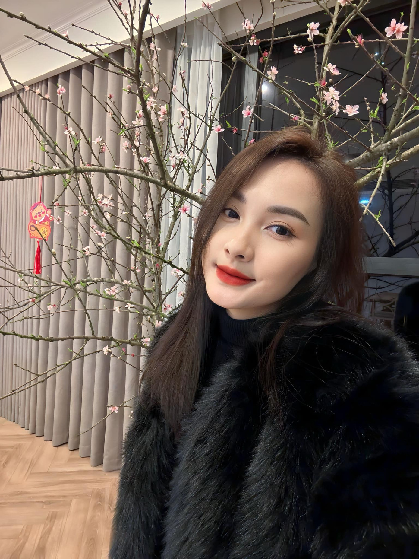 Bảo Thanh tự cảm ơn bản thân vì một năm qua đã cố gắng. “Dù gì cũng sẽ luôn mạnh mẽ, hạnh phúc, biết ơn và mỉm cười. Tạm biệt 2023 đã cho tôi nhiều bài học… đón chào 2024 tuyệt vời hơn bên nhau” – nữ diễn viên Sống chung với mẹ chồng chia sẻ.