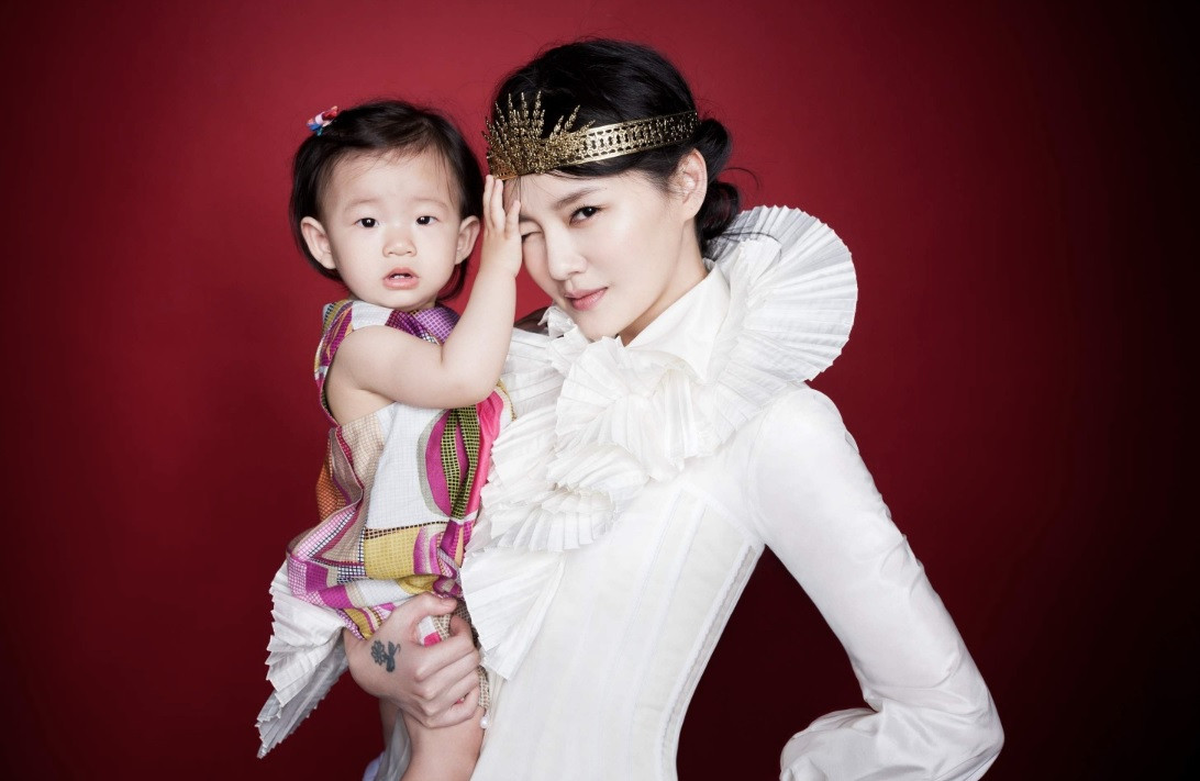 Từ Hy Viên và con gái Tiểu Nguyệt Nhi trên trang bìa tự truyện Lão nương giá đáo năm 2015.