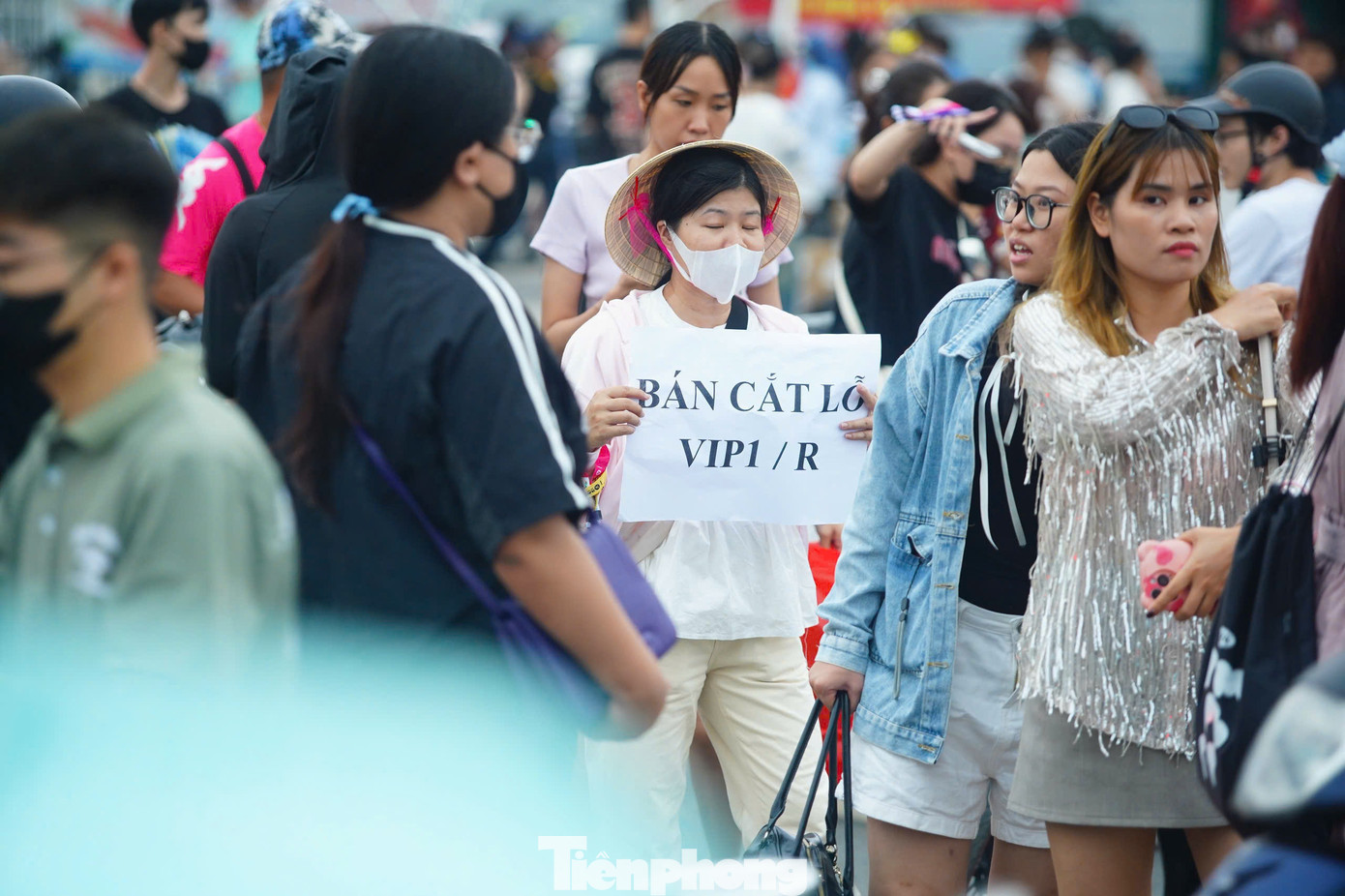 Dù giá vé được rao bán tại cổng sân vận động Mỹ Đình thấp hơn giá gốc nhưng vẫn ế.