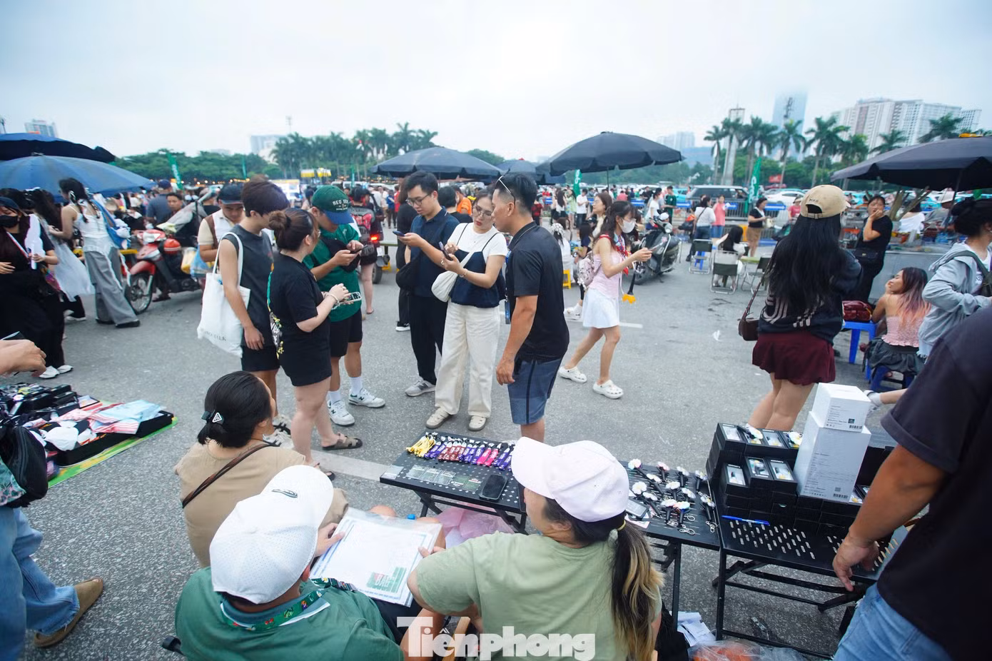 Một khán giả cho rằng lý do vé bị bán tháo vé vì có tin đồn G-Dragon sẽ tổ chức concert tại Việt Nam vào tháng 11. Ngoài ra, khán giả phần lớn chọn mua vé trên mạng trước để đảm bảo có vé vào sân xem thần tượng. Họ không dám đến tận sân mới mua vé.