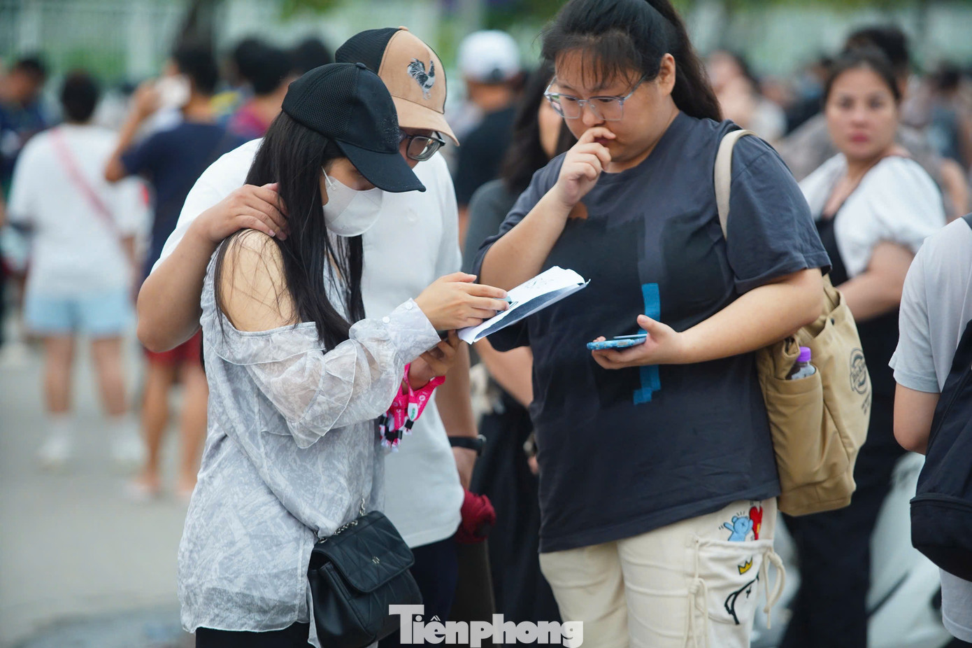 Phe vé này còn khá nhiều vé hạng SVIP. Nhiều khán giả khảo giá, trả giá, nhưng không mua.