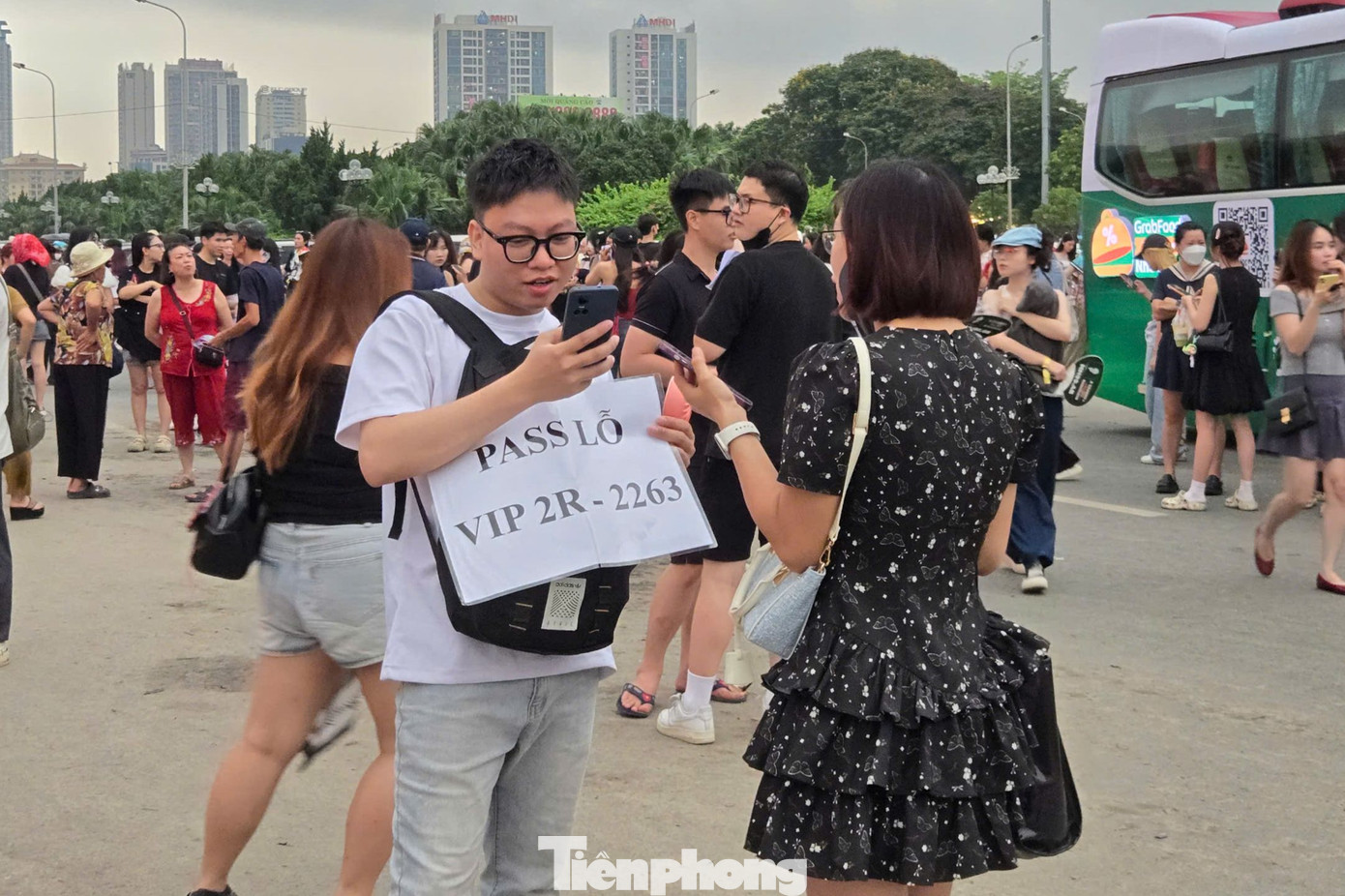 Một khán giả cho rằng lý do vé bị bán tháo vé vì có tin đồn G-Dragon sẽ tổ chức concert tại Việt Nam vào tháng 11. Ngoài ra, khán giả phần lớn chọn mua vé trên mạng trước để đảm bảo có vé vào sân xem thần tượng. Họ không dám đến tận sân mới mua vé.