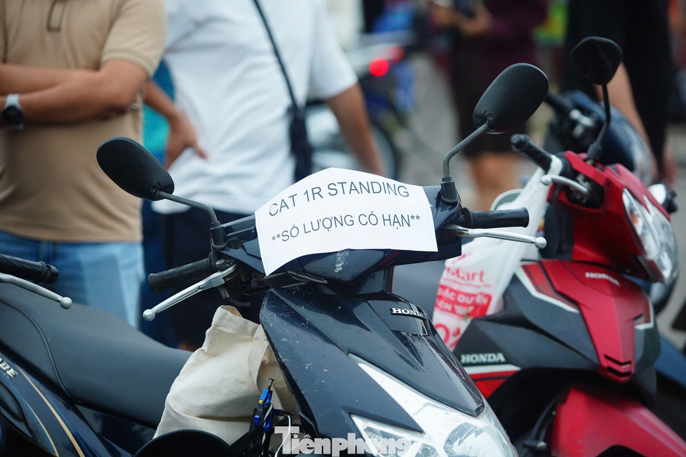 Dù giá vé được rao bán tại cổng sân vận động Mỹ Đình thấp hơn giá gốc nhưng vẫn ế.