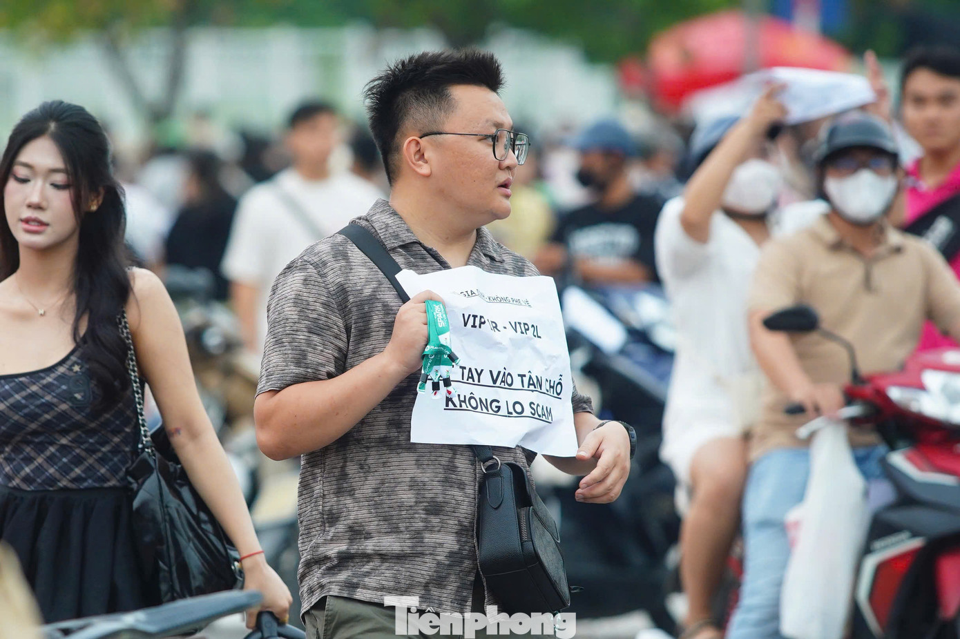 Một khán giả cho rằng lý do vé bị bán tháo vé vì có tin đồn G-Dragon sẽ tổ chức concert tại Việt Nam vào tháng 11. Ngoài ra, khán giả phần lớn chọn mua vé trên mạng trước để đảm bảo có vé vào sân xem thần tượng. Họ không dám đến tận sân mới mua vé.