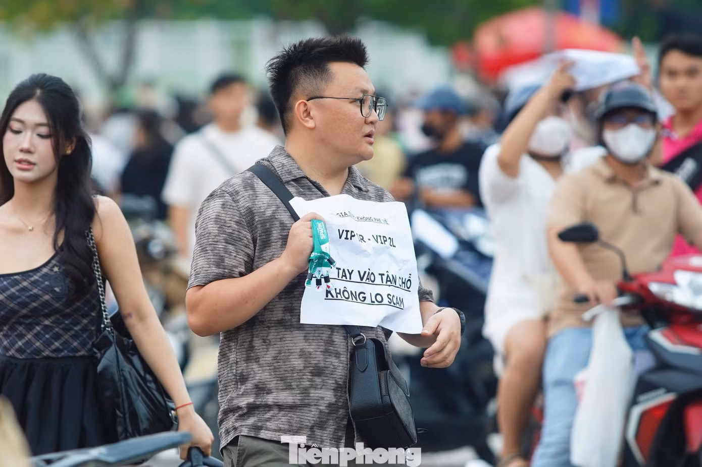 Một khán giả cho rằng lý do vé bị bán tháo vé vì có tin đồn G-Dragon sẽ tổ chức concert tại Việt Nam vào tháng 11. Ngoài ra, khán giả phần lớn chọn mua vé trên mạng trước để đảm bảo có vé vào sân xem thần tượng. Họ không dám đến tận sân mới mua vé.